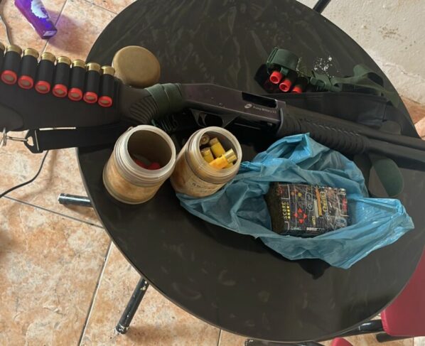 Mulher de 18 anos é presa em flagrante por tráfico de drogas e posse ilegal de arma de fogo