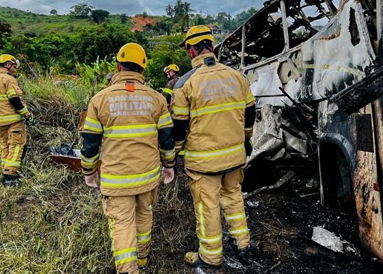 Polícia busca motorista de carreta que se envolveu em acidente em MG