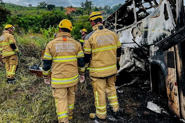 Polícia busca motorista de carreta que se envolveu em acidente em MG