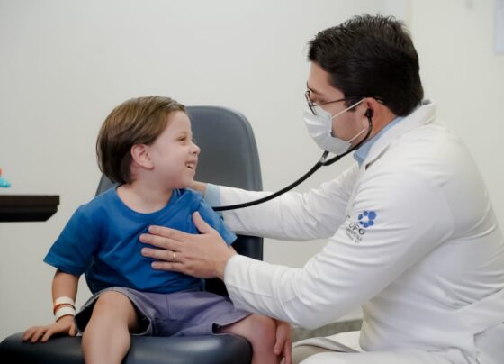 Saúde estadual: confira o que abre e fecha no Natal e Ano Novo - Hecad médico examinando criança de aproximadamente três anos