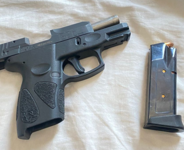 Homem com 12 registros criminais por crimes graves é preso pela PCGO em flagrante por porte ilegal de arma de fogo de uso restrito