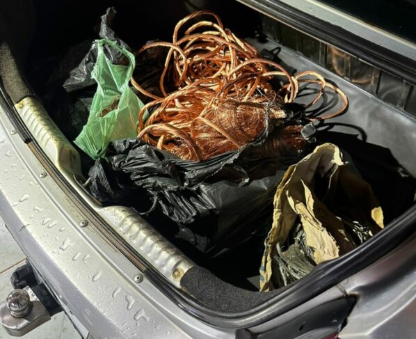 Investigados por furtar fios de energia do estádio de Mara Rosa e receptador são presos em flagrante