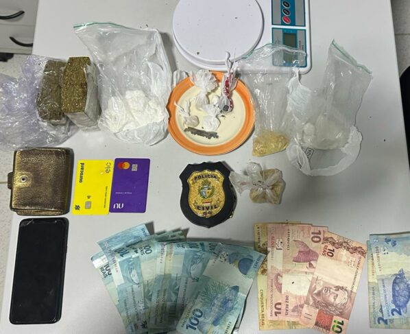 Mulher é presa suspeita de usar salão de beleza para traficar drogas, em Campos Belos