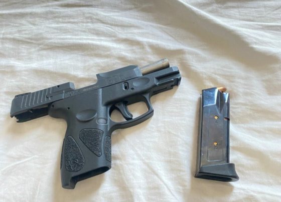 PCGO prende investigado, em hotel de Goiânia, com arma e munições de uso restrito com 12 registros criminais graves