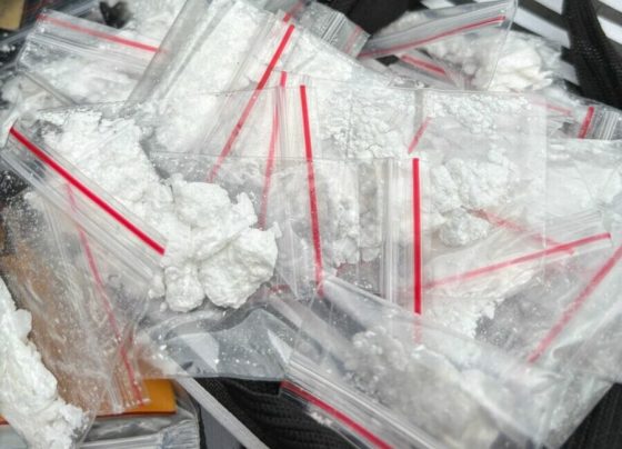 PCGO prende suspeito de cooptar pessoas para o tráfico de drogas