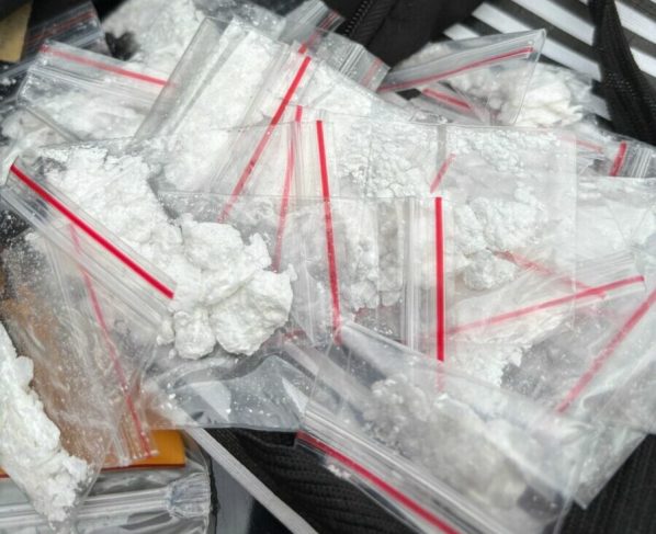 PCGO prende suspeito de cooptar pessoas para o tráfico de drogas