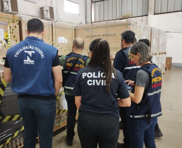 Fiscalização conjunta apreende objetos de propaganda enganosa e produtos elétricos impróprios em comércio de Aparecida de Goiânia