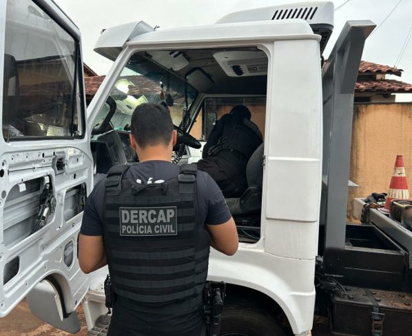 ‘Selo Falso’: PCGO cumpre mandados em Santa Helena por fraude em documentos veiculares de transporte coletivo