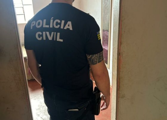 Polícia Civil cumpre mandado judicial e apreende arma de fogo e caça-níqueis em Itumbiara