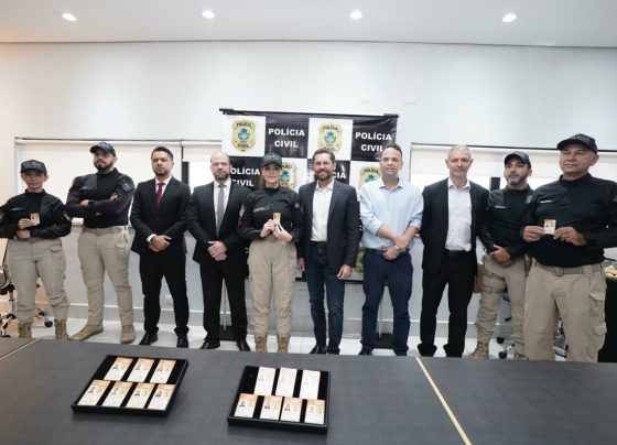 PCGO entrega identidades funcionais a policiais legislativos da Alego; é a primeira vez que os profissionais terão o documento