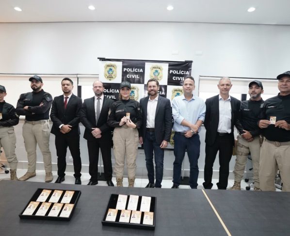 PCGO entrega identidades funcionais a policiais legislativos da Alego; é a primeira vez que os profissionais terão o documento