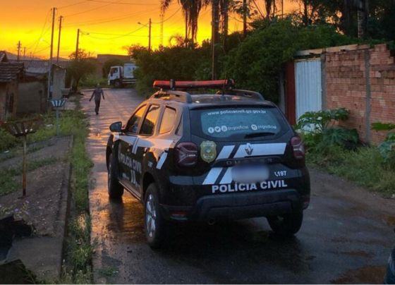 PCGO prende mulher que fingia ser avó de criança doente para pedir doações em semáforos