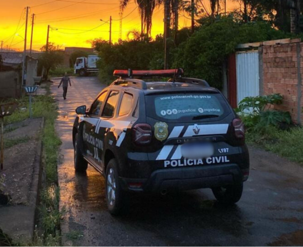 PCGO prende mulher que fingia ser avó de criança doente para pedir doações em semáforos