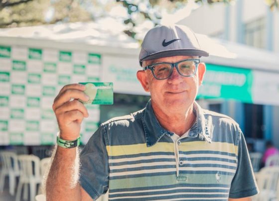 idoso com o cartão do programa Dignidade