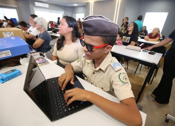 Notebooks adaptados são entregues a estudantes com deficiência visual
