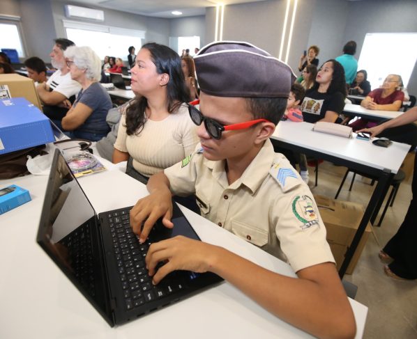 Notebooks adaptados são entregues a estudantes com deficiência visual