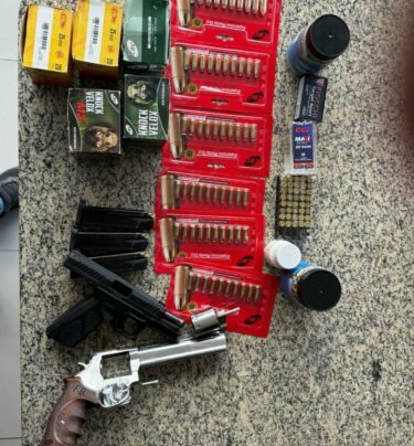 PCGO prende investigado em flagrante por posse irregular de arma de fogo e cumpre mandado de busca e apreensão relacionados à pesca predatória