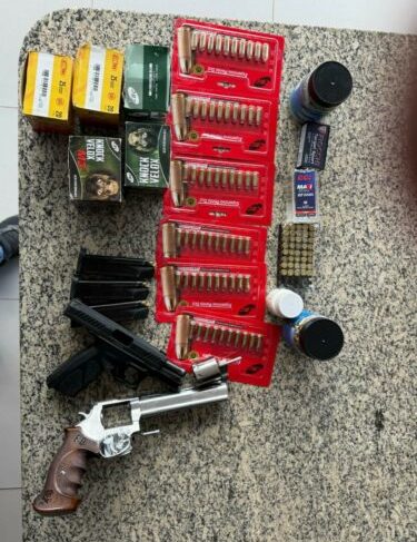 PCGO prende investigado em flagrante por posse irregular de arma de fogo e cumpre mandado de busca e apreensão relacionados à pesca predatória