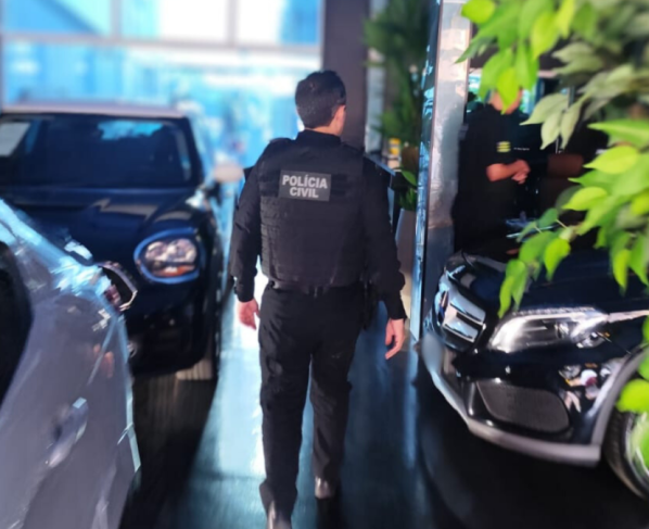 ‘Chave de Vidro’: PCCO prende suspeita de desviar R$ 2,5 milhões em venda de carros de luxo em Aparecida de Goiânia