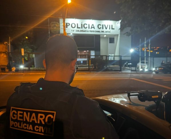 PCGO cumpre mandados de busca e apreensão e prende duas pessoas por tráfico de drogas