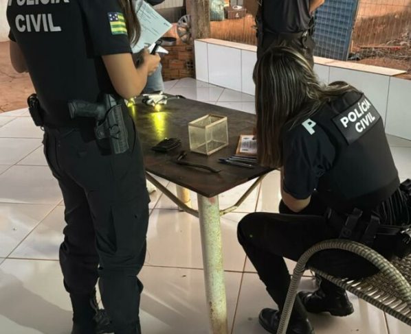 Operação Adsumus: PCGO cumpre prisões e mandados de busca contra investigados por crimes de violência doméstica e porte de arma de fogo