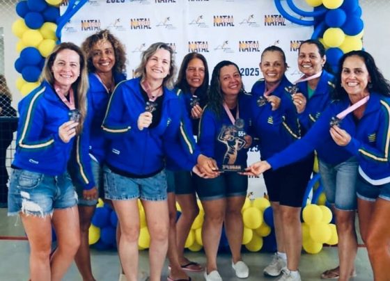Policial civil participa de jogo feminino de vôlei em Natal, durante Campeonato Nacional de Atletas
