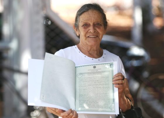 Dona Divina recebe escritura a custo zero