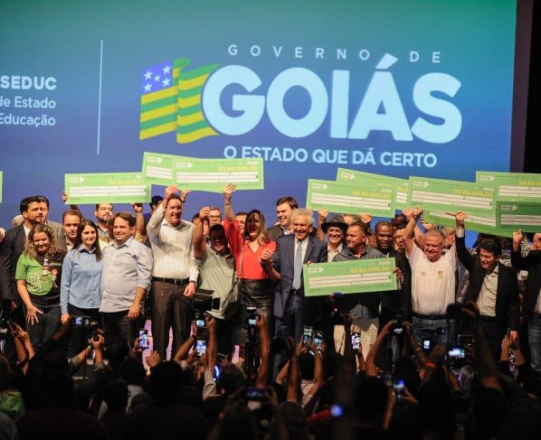 Governador sanciona lei que garante R$ 40 mil a professores de escolas contempladas com Prêmio Leia