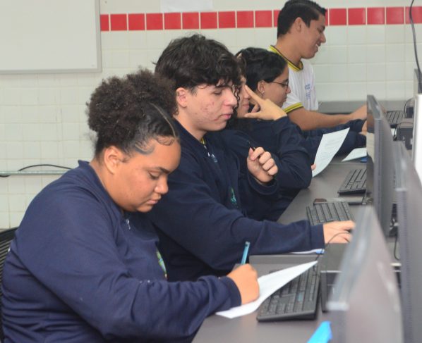 Alunos das Escolas do Futuro de Goiás podem receber Bolsa Profissionalizante