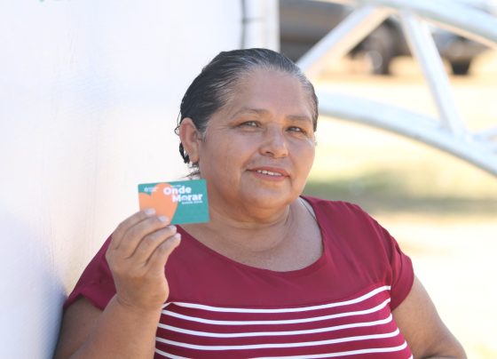 Escrituras e cartões do Aluguel Social são entregues à população no Nordeste goiano