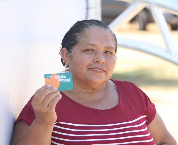 Escrituras e cartões do Aluguel Social são entregues à população no Nordeste goiano