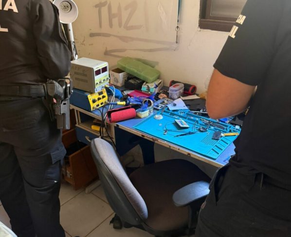PCGO cumpre mandado e apreende 19 celulares de origem suspeita em Águas Lindas de Goiás