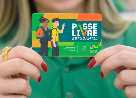Estudante segura cartão do Passe Livre estudantil