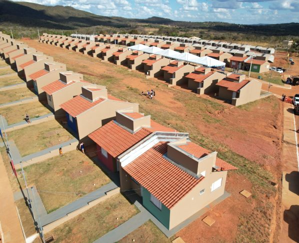 Agehab entrega 50 casas a custo zero em Posse