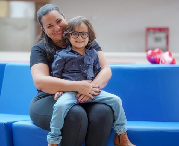 Goiás garante acesso integral ao diagnóstico e tratamento do câncer - Mãe com garotinho ao colo