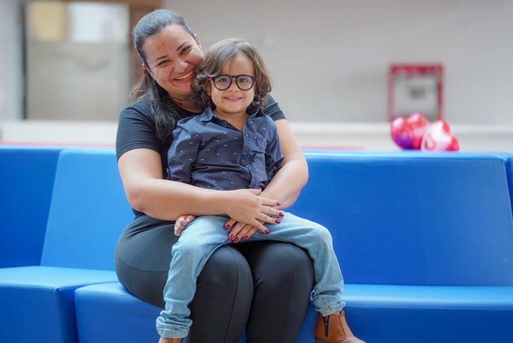 Goiás garante acesso integral ao diagnóstico e tratamento do câncer - Mãe com garotinho ao colo
