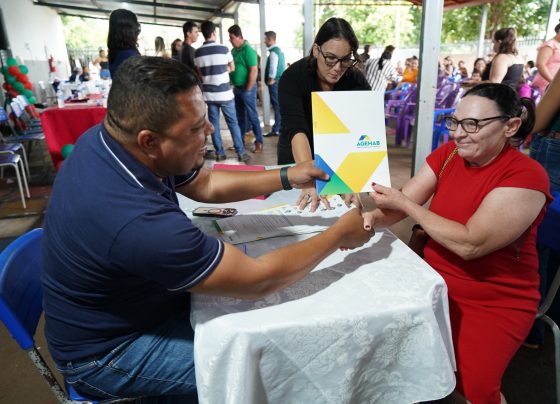 Agehab entrega cartões do Aluguel Social e escrituras em três municípios
