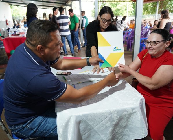 Agehab entrega cartões do Aluguel Social e escrituras em três municípios