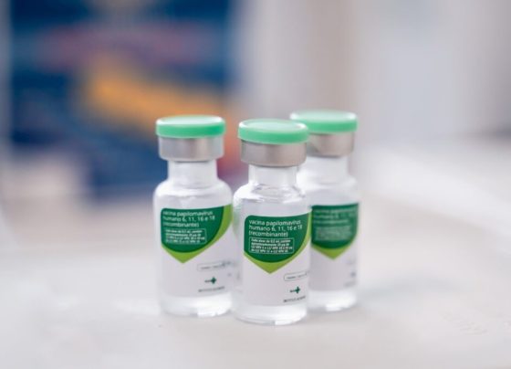 Saúde alerta sobre importância da vacinação contra HPV - Três frascos transparentes da vacina