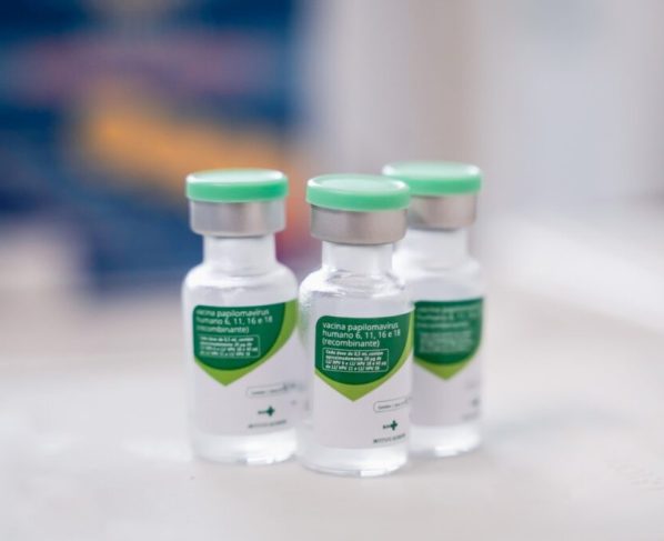 Saúde alerta sobre importância da vacinação contra HPV - Três frascos transparentes da vacina