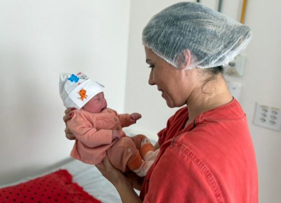 Profissional do HEF participa de momento especial com o recém-nascido durante ação especial
