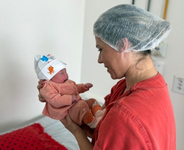Profissional do HEF participa de momento especial com o recém-nascido durante ação especial