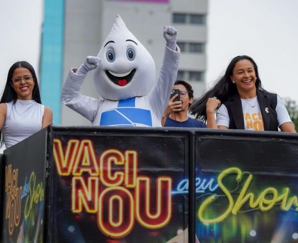 Vacina contra Influenza será liberada para toda população do estado a partir de 1º de junho - Zé Gotinha e equipe da saúde em trio elétrio pela cidade