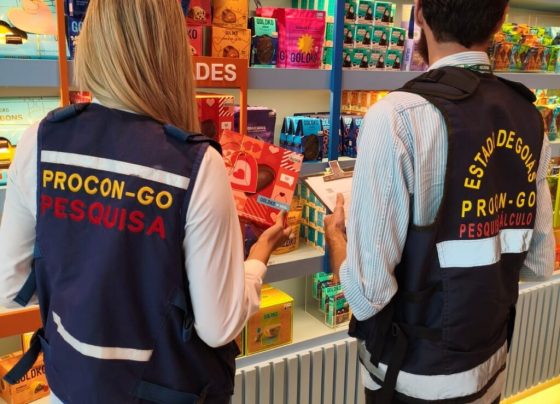 Dia dos Namorados: Procon Goiás encontra variação de até 260% no preço de um mesmo produto - Fiscais do Procon Goiás em perfumaria