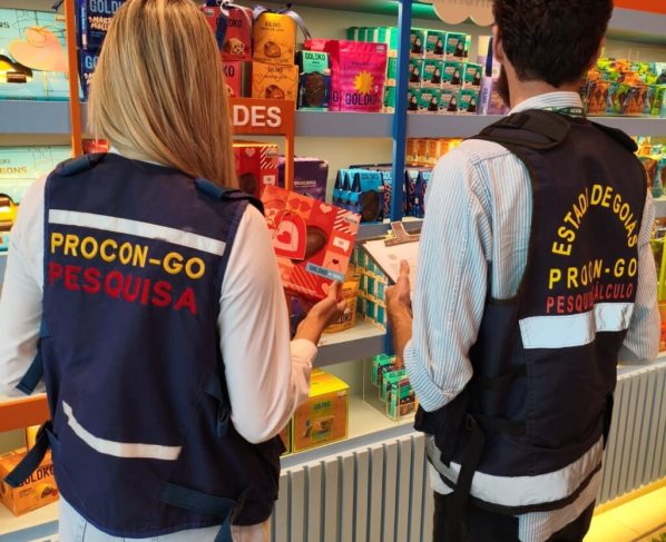 Dia dos Namorados: Procon Goiás encontra variação de até 260% no preço de um mesmo produto - Fiscais do Procon Goiás em perfumaria