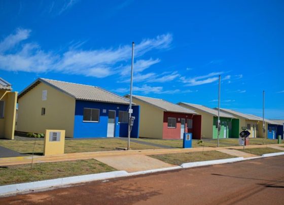 Governo entrega obras e moradias no Sudoeste goiano - Casas enfileiradas com paredes frontais externas coloridas