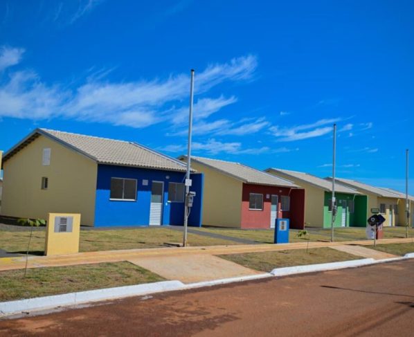 Governo entrega obras e moradias no Sudoeste goiano - Casas enfileiradas com paredes frontais externas coloridas