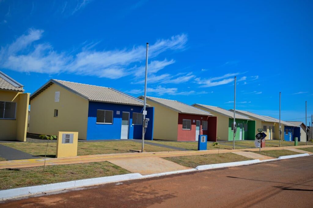 Governo entrega obras e moradias no Sudoeste goiano - Casas enfileiradas com paredes frontais externas coloridas