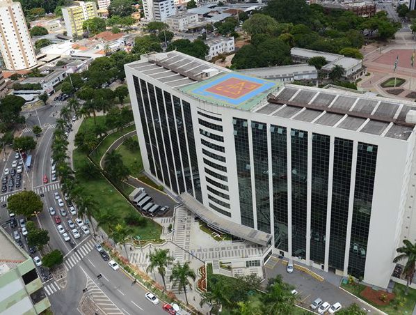 Governo de Goiás antecipa pagamento dos servidores - Palácio Pedro Ludovico em panorâmica plongée durante o dia