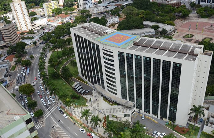 Governo de Goiás antecipa pagamento dos servidores - Palácio Pedro Ludovico em panorâmica plongée durante o dia